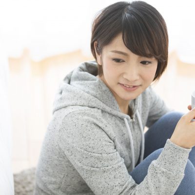 マグカップを持った女性